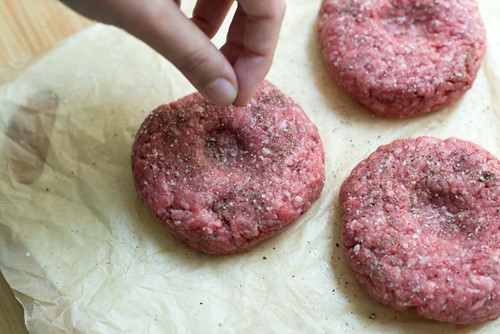 آموزش طرز تهیه همبرگر خانگی خوشمزه با گوشت چر خ کرده در منزل
